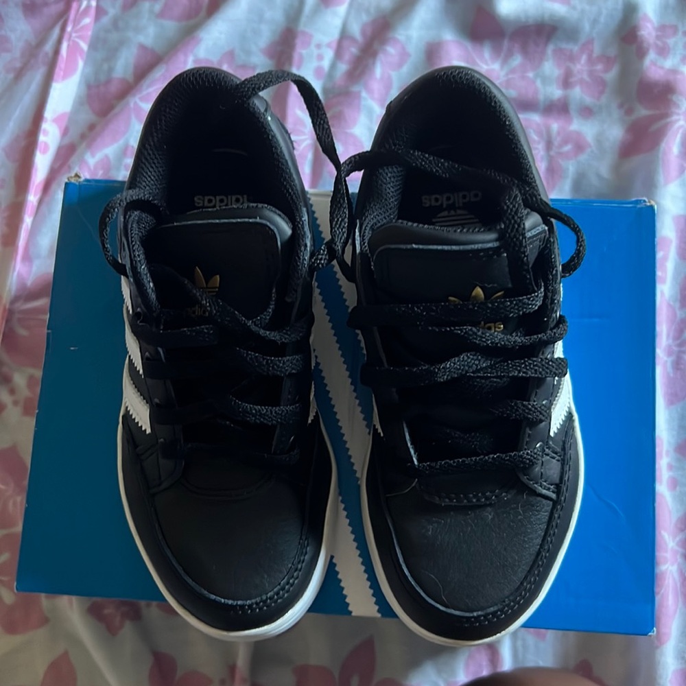 Preschool size Classic low top adidas
